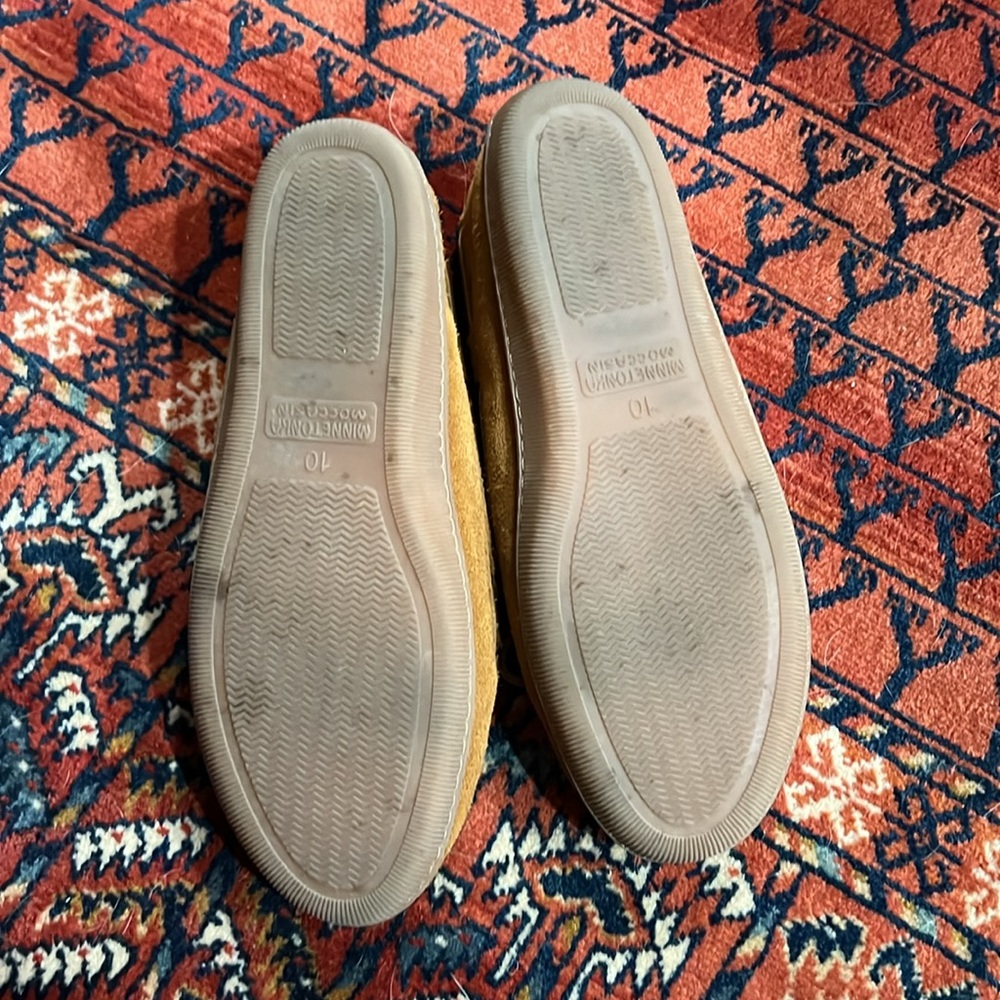 MINNETONKA
PILE LINED HARD MOCCASIN SLIPPER - Picture 5 of 7